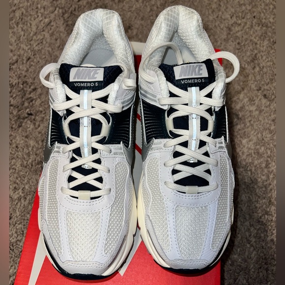 BRAND NEW IN BOX Nike Vomero 5 Women's Sneakers - White, Silver, and Deep Blue - Picture 15 of 15